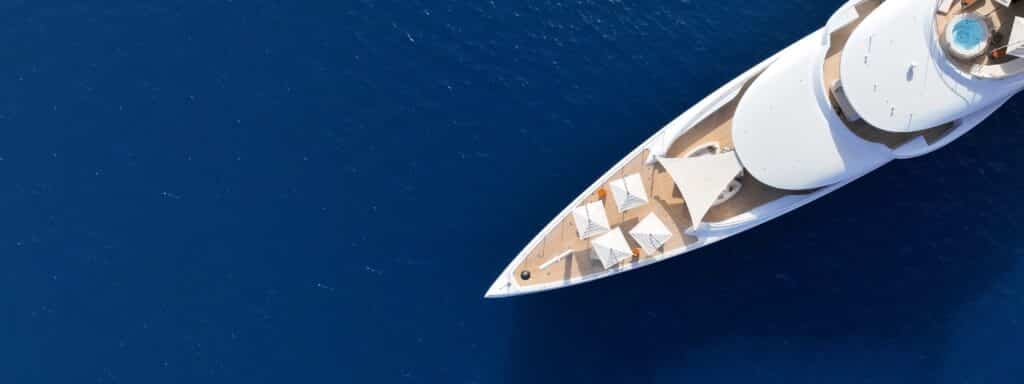Prua di uno yacht di lusso con piscina, vista dall'alto sul mare blu