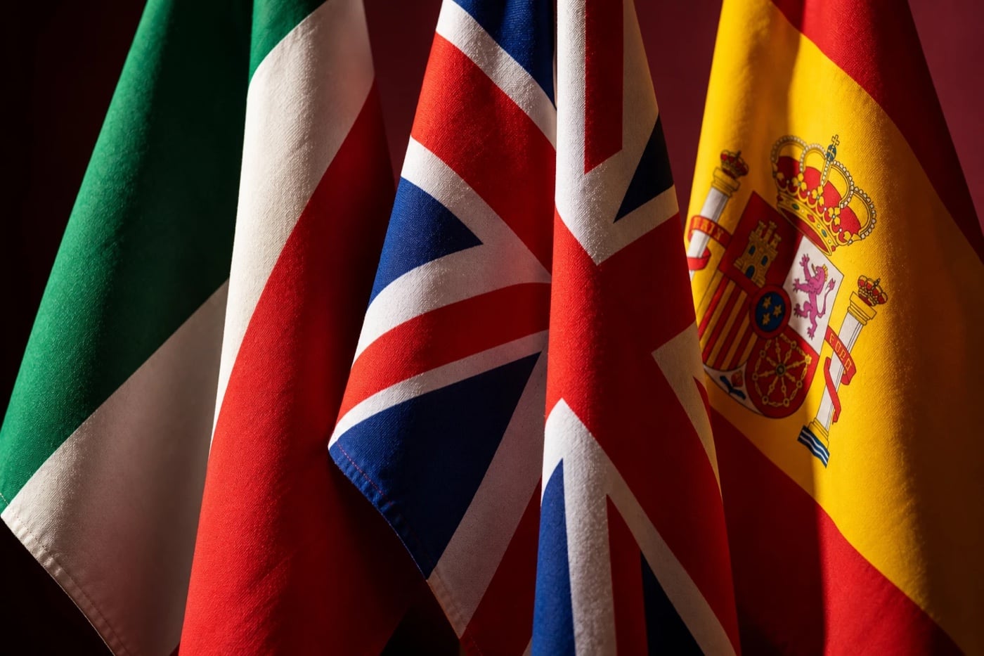 Le bandiere di Italia, Regno Unito e Spagna affiancate