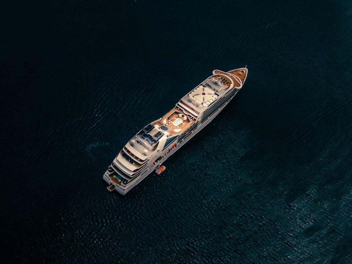 Una nave da crociera vista dall'alto, sola sul mare scuro
